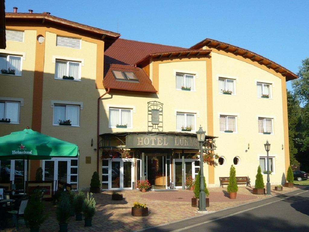 Hotel Lukács Superior Kazincbarcika Exterior foto