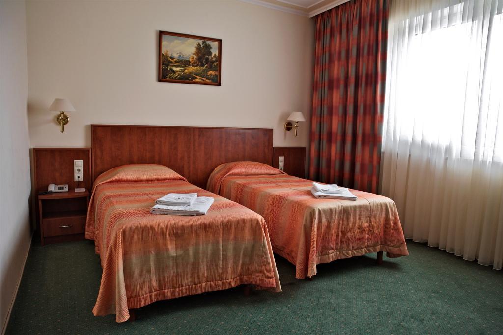 Hotel Lukács Superior Kazincbarcika Habitación foto
