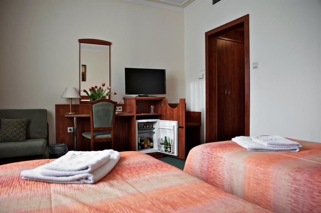Hotel Lukács Superior Kazincbarcika Habitación foto