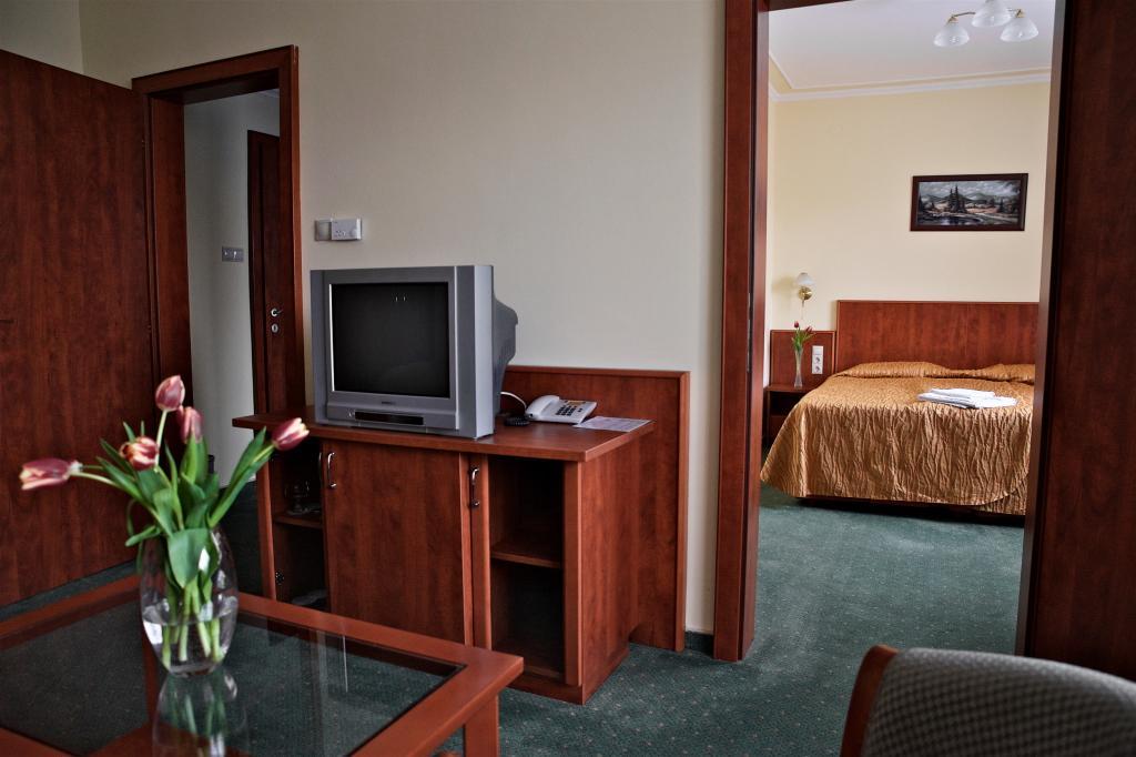 Hotel Lukács Superior Kazincbarcika Habitación foto