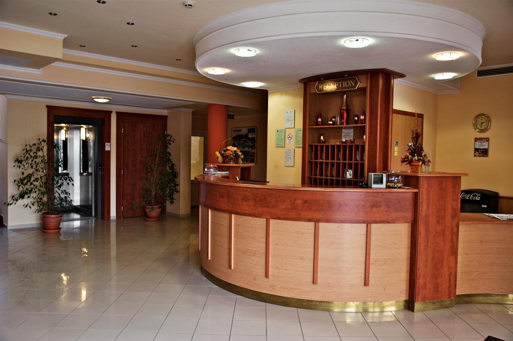 Hotel Lukács Superior Kazincbarcika Exterior foto